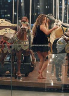 Jennifer Lopez feet photo thumbnail