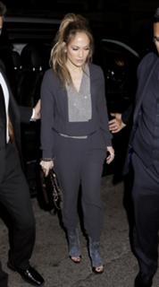 Jennifer Lopez feet photo thumbnail