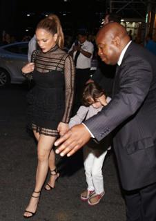 Jennifer Lopez feet photo thumbnail
