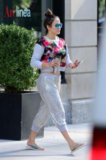 Jennifer Lopez feet photo thumbnail