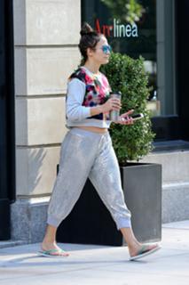 Jennifer Lopez feet photo thumbnail