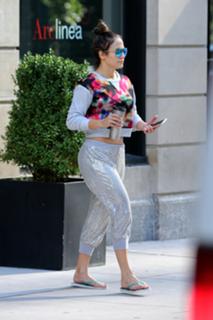 Jennifer Lopez feet photo thumbnail