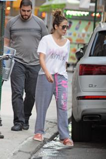 Jennifer Lopez feet photo thumbnail