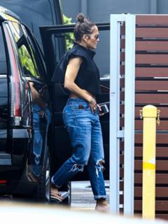 Jennifer Lopez feet photo thumbnail