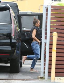 Jennifer Lopez feet photo thumbnail