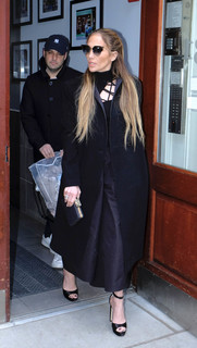 Jennifer Lopez feet photo thumbnail