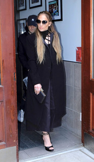 Jennifer Lopez feet photo thumbnail