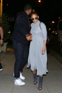 Jennifer Lopez feet photo thumbnail