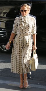 Jennifer Lopez feet photo thumbnail