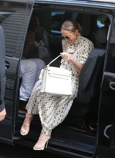 Jennifer Lopez feet photo thumbnail