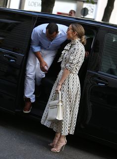 Jennifer Lopez feet photo thumbnail