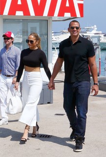 Jennifer Lopez feet photo thumbnail