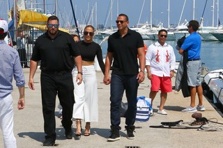 Jennifer Lopez feet photo thumbnail