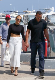 Jennifer Lopez feet photo thumbnail