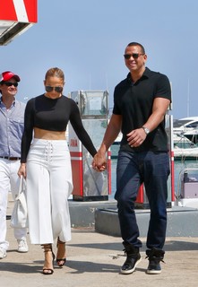 Jennifer Lopez feet photo thumbnail