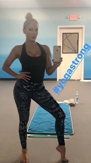 Jennifer Lopez feet photo thumbnail