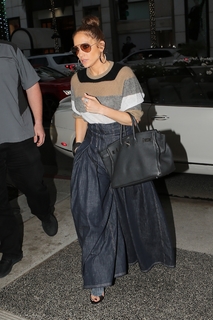 Jennifer Lopez feet photo thumbnail