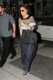 Jennifer Lopez feet photo thumbnail