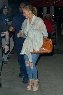 Jennifer Lopez feet photo thumbnail