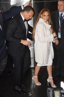 Jennifer Lopez feet photo thumbnail