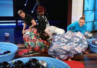 Jennifer Lopez feet photo thumbnail