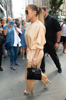 Jennifer Lopez feet photo thumbnail