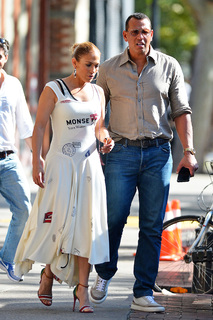 Jennifer Lopez feet photo thumbnail