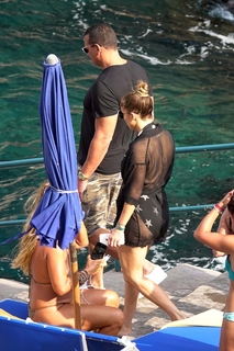 Jennifer Lopez feet photo thumbnail