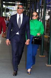 Jennifer Lopez feet photo thumbnail