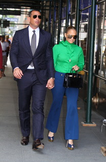 Jennifer Lopez feet photo thumbnail