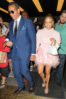 Jennifer Lopez feet photo thumbnail