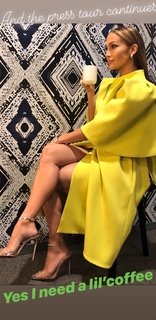 Jennifer Lopez feet photo thumbnail