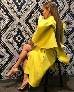 Jennifer Lopez feet photo thumbnail