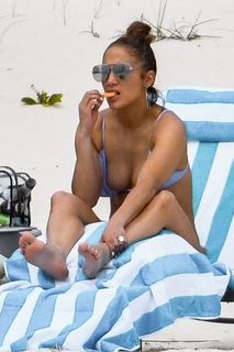 Jennifer Lopez feet photo thumbnail