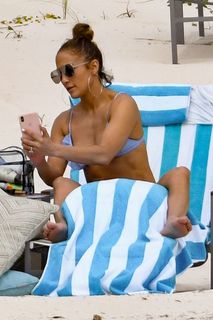 Jennifer Lopez feet photo thumbnail
