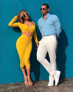 Jennifer Lopez feet photo thumbnail