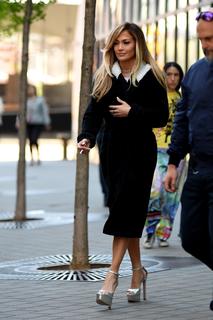 Jennifer Lopez feet photo thumbnail