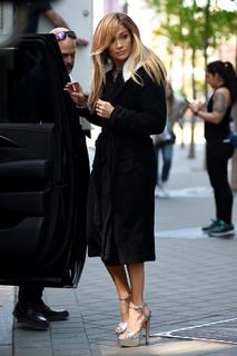 Jennifer Lopez feet photo thumbnail