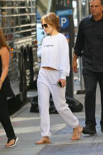 Jennifer Lopez feet photo thumbnail