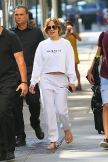 Jennifer Lopez feet photo thumbnail