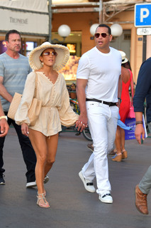 Jennifer Lopez feet photo thumbnail