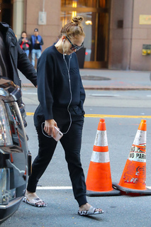 Jennifer Lopez feet photo thumbnail