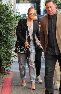 Jennifer Lopez feet photo thumbnail