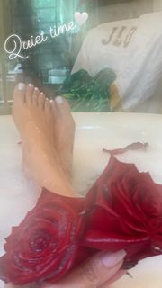 Jennifer Lopez feet photo thumbnail