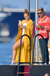 Jennifer Lopez feet photo thumbnail