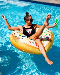 Jennifer Lopez feet photo thumbnail