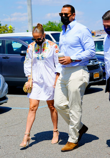 Jennifer Lopez feet photo thumbnail