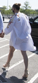 Jennifer Lopez feet photo thumbnail