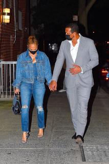 Jennifer Lopez feet photo thumbnail