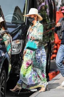 Jennifer Lopez feet photo thumbnail